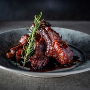 全8皿を楽しむディナーコースBをお届け。