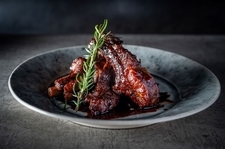 全8皿を楽しむディナーコースBをお届け。