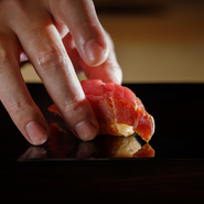 赤酢の酢飯とのハーモニーをお楽しみ頂ける力強い鮨。