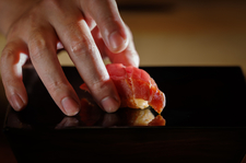 赤酢の酢飯とのハーモニーをお楽しみ頂ける力強い鮨。