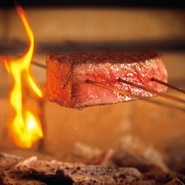 卓越した品質と味わいで舌を喜ばせる【炭火ステーキ】