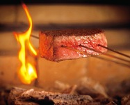 卓越した品質と味わいで舌を喜ばせる【炭火ステーキ】