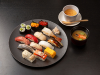 職人の目利きで仕入れるネタを「握り」「押し」「巻物」で味わう全15品のランチコース。
※写真はイメージ