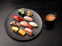 職人の目利きで仕入れるネタを「握り」「押し」「巻物」で味わうランチセット。
※写真はイメージ