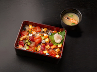 ランチタイム限定の彩り豊かな「ばらちらし」です。
※写真はイメージ