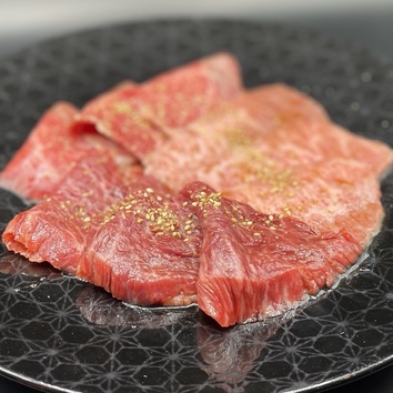 〈すごくいい盛合せ〉特選の黒毛和牛を塩とタレでそれぞれ4種ずつご提供いたします。