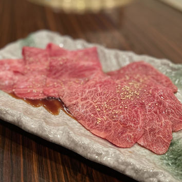 〈ほどよい盛合せ〉全8種類のお肉が楽しめる、スタンダードな盛合せです。