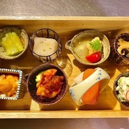 旬の食材と共に炊き上げる、色とりどりの『季節の釜飯』