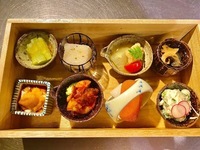 旬の食材と共に炊き上げる、色とりどりの『季節の釜飯』