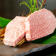 皆の視線を惹きつけるように目の前で焼き上げる『ステーキ』