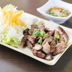 ソースが自慢！　タイ・バンコクの屋台の味を再現した『豚焼き』