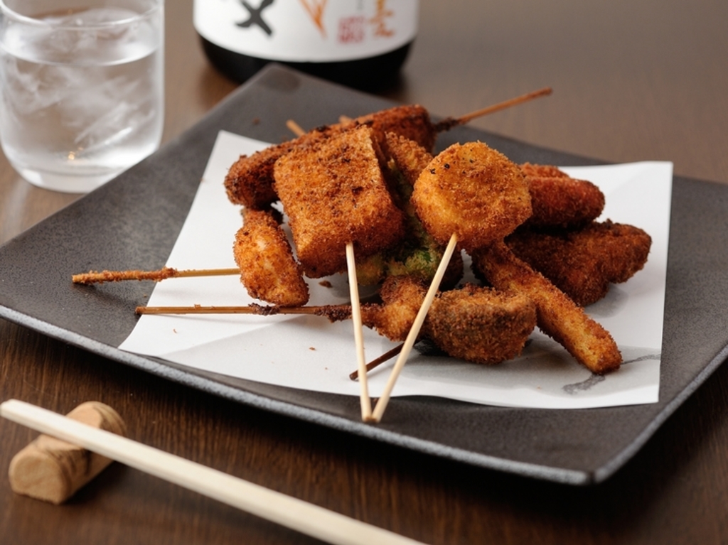 さくっと軽いころもが魅力の『串カツ10本盛』