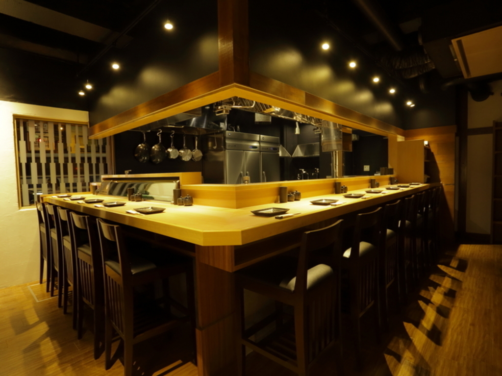 シンプル＆モダン。高級感ある大人の空間でおいしい焼鳥を