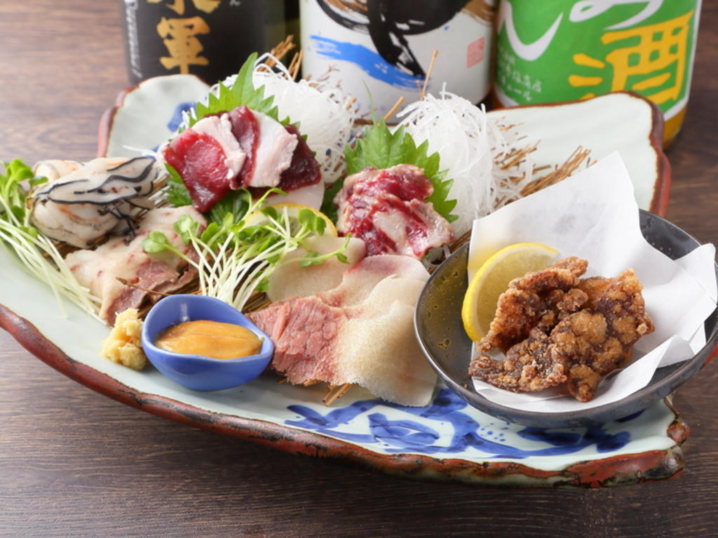 いろいろな味わいを楽しめる『くじら全部盛り合わせ』