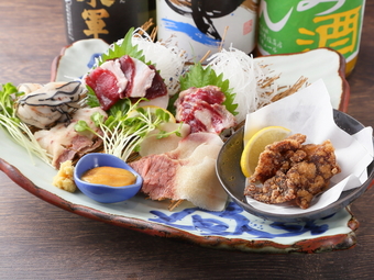 いろいろな味わいを楽しめる『くじら全部盛り合わせ』