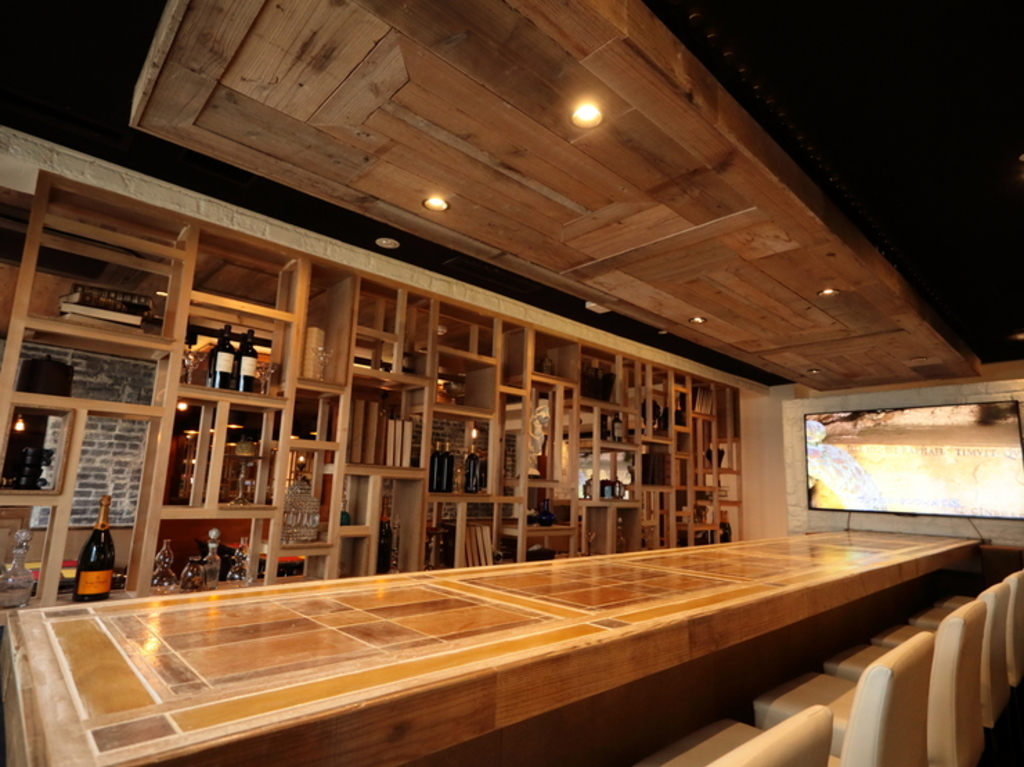 風格がある長テーブルを配した個室を用意。接待や会食、女子会に