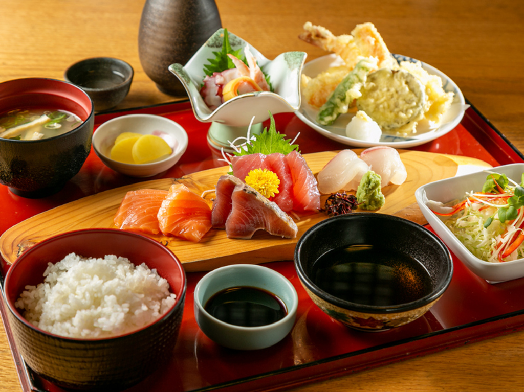 お造りから、てんぷらまで和食の王道を味わえる『やまびこ御膳』