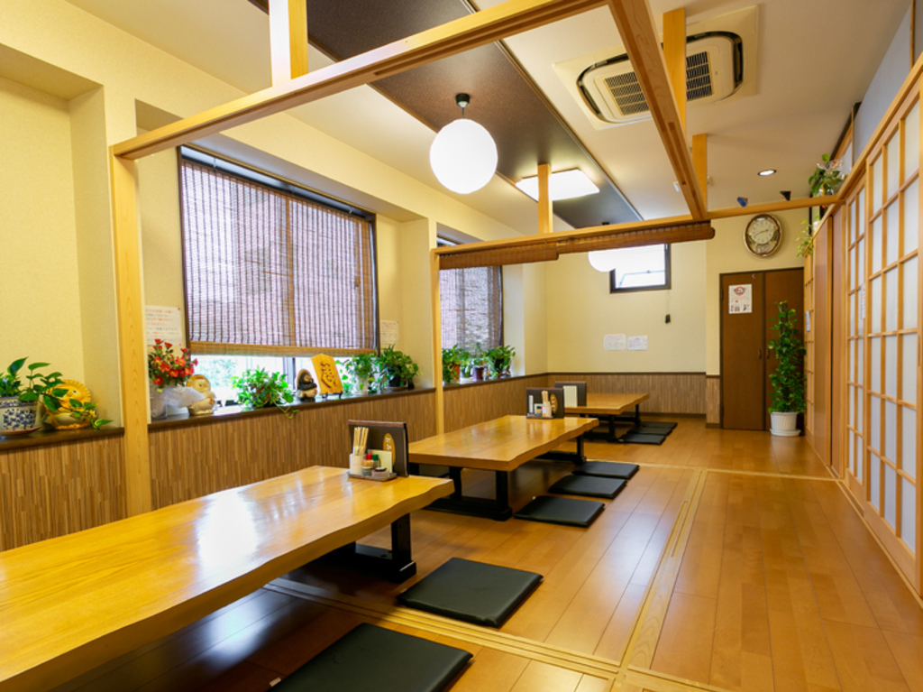 明るく清潔な店内