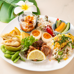 フルーツ・ソフトドリンクと共にチャージ料金のみで味わえる『バランスプレート』