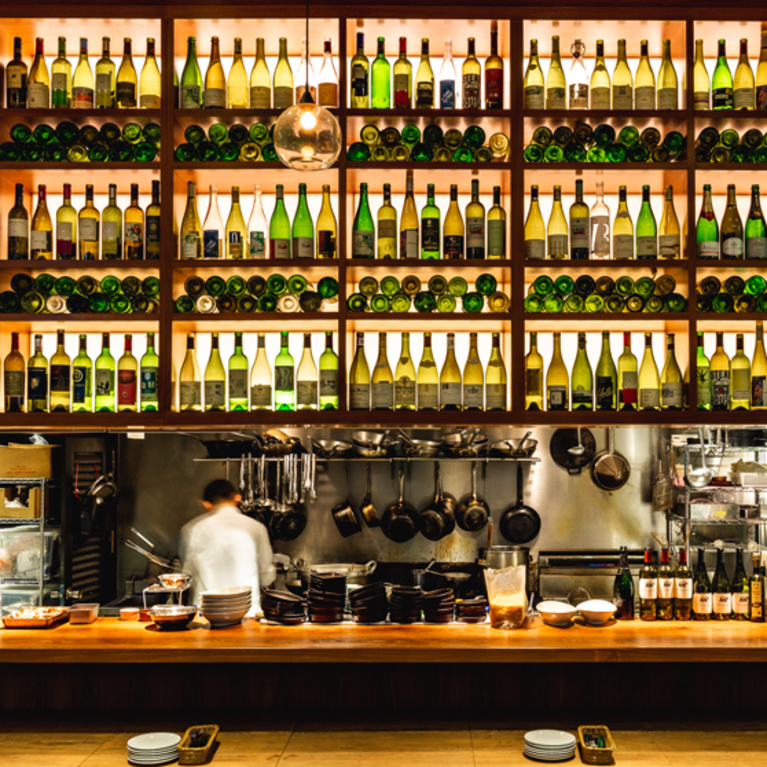 オープンキッチンが目の前に臨場感あふれるカウンター席